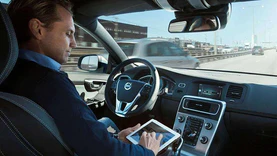 英国交通部新规：司机可在自动驾驶时看电视