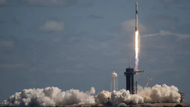 SpaceX成功发射载人航天飞船 搭载四名宇航员