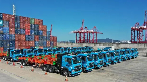 飞步科技与梅东公司续签4期合作：港口L4无人集卡车队突破60台