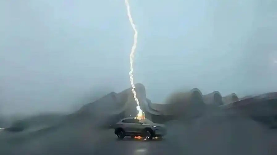 一比亞迪電車連遭3次雷擊：車主安然無(wú)恙，整車三電系統(tǒng)完好無(wú)損