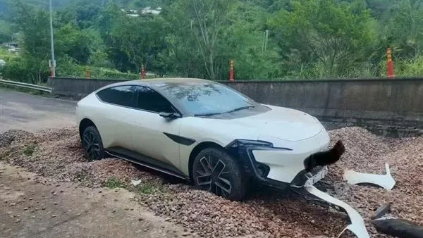 離譜！阿維塔高速開智駕竟駛?cè)氡茈U車道：前臉被撞爛