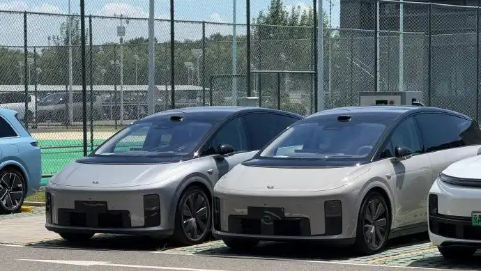Li Xiang: Ideal i8 has no competitors in terms of product strength, and competitors are starting to cross the river by feeling the ideal