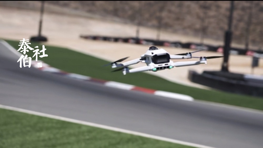 Low altitude unicorn chairman throws money at employees, robbed
