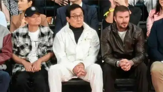 馬云現(xiàn)身NBA中國(guó)賽場(chǎng)觀戰(zhàn)！身旁大佬云集