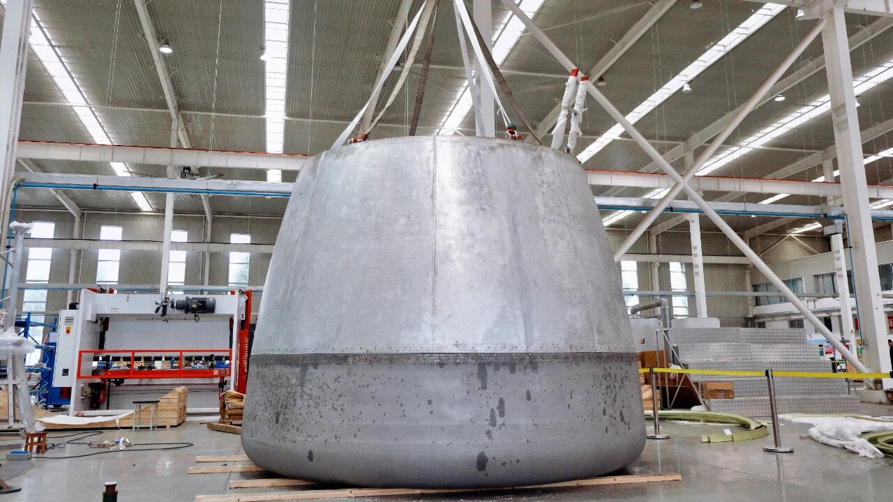 国内首艘1:1全尺寸商业载人飞船试验舱舱体顺利合舱