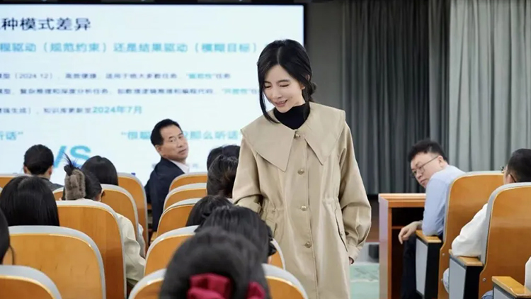 “B站教AI”爆火后，90后地理信息女博士、北航副教授何静回应一切